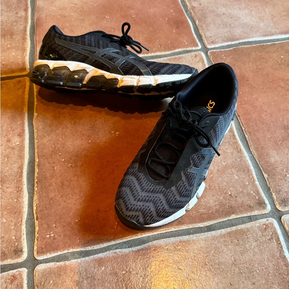 ASICS 8 black and white